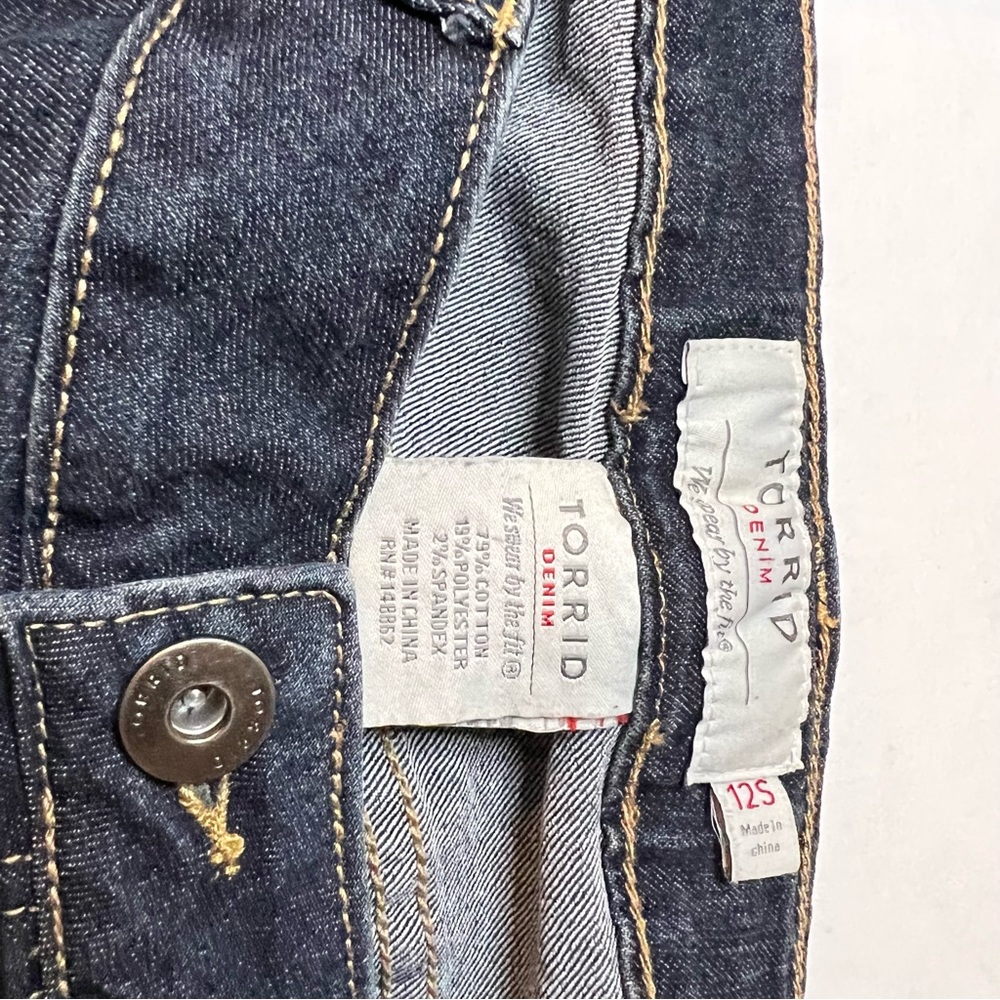 TORRID BLUE SUPER STRETCH HIGH-RISE STRAIGHT JEANS Size 12s - Picture 4 of 4